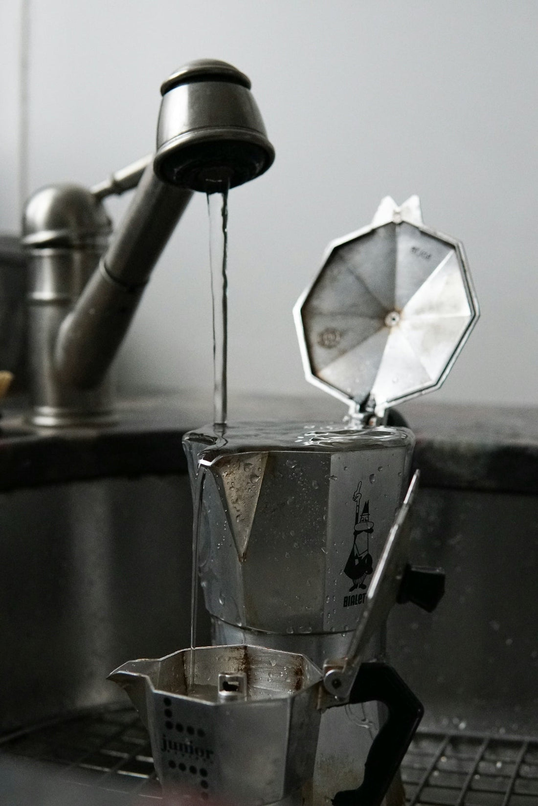 Mastering the Art of Frothing Milk: A Guide to Using the 600ml Pitcher with External Thermometer - Baristas Tools